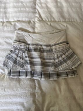 Vintage lululemon athletica RUN skirt. White and Gray Striped Pleated Skirt